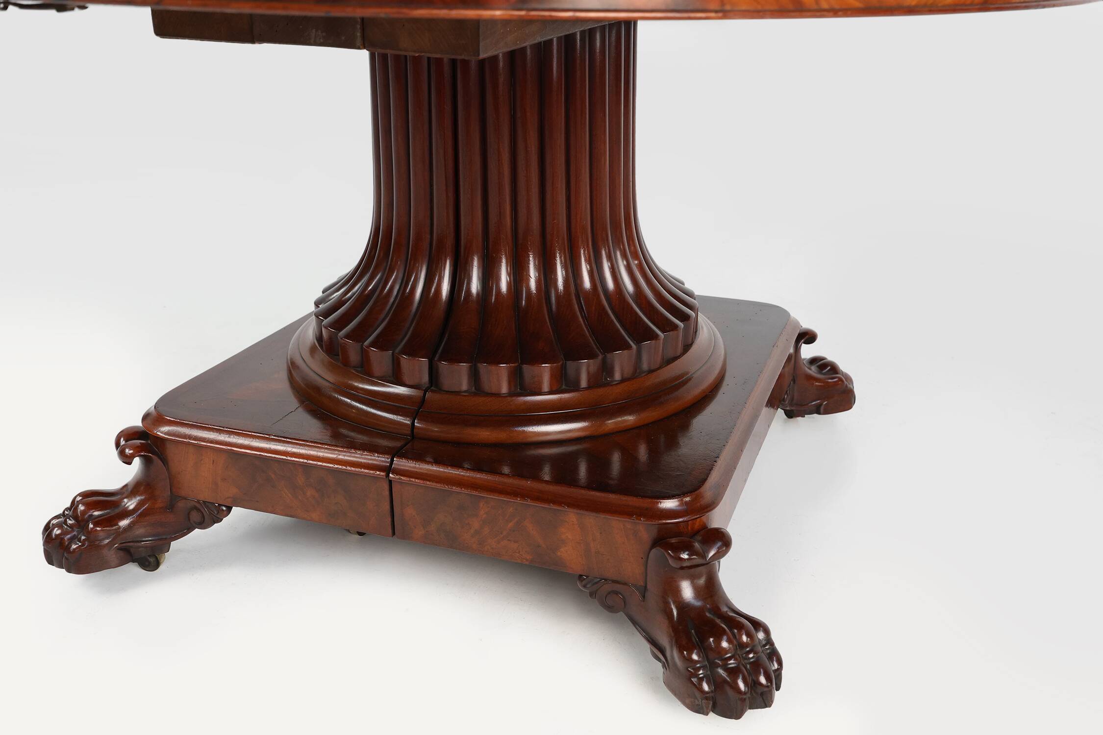 Extendable Antique English Dining Table in Victorian style, ca. 1830