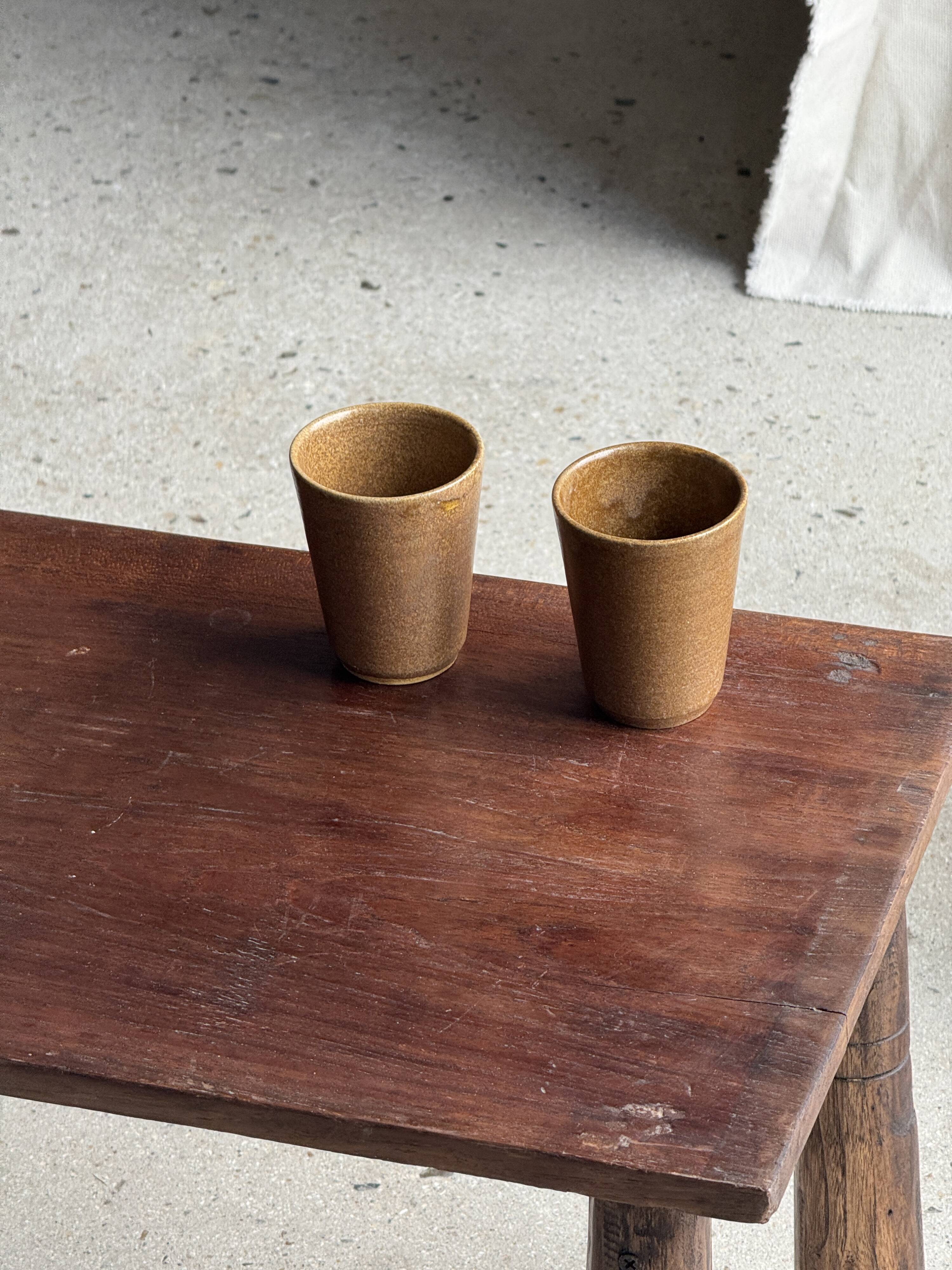 Table basse en teck brun de seconde main indonésienne pieds coniques H37 L8