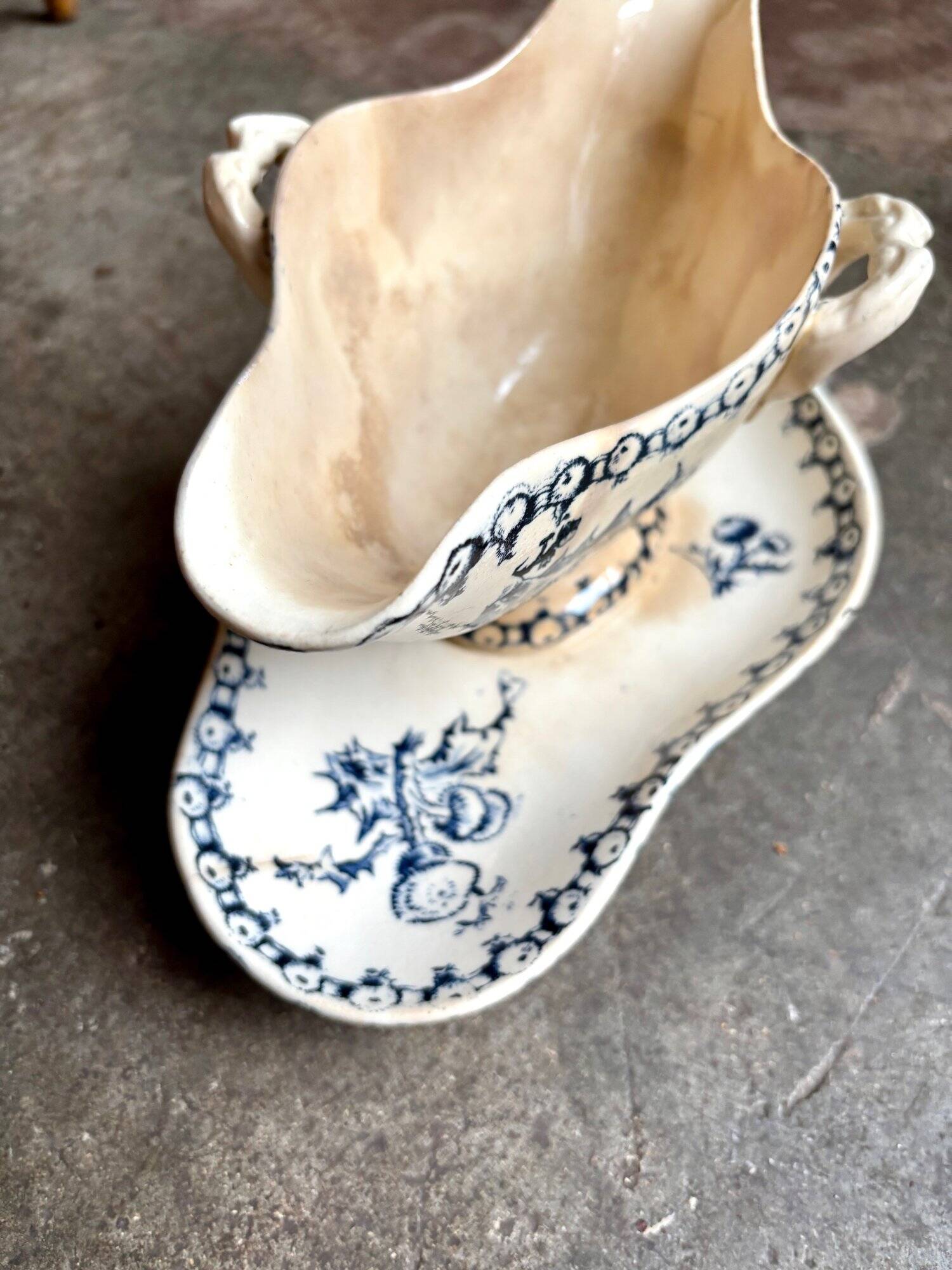 Gien ironware sauceboat, "Chardons" service