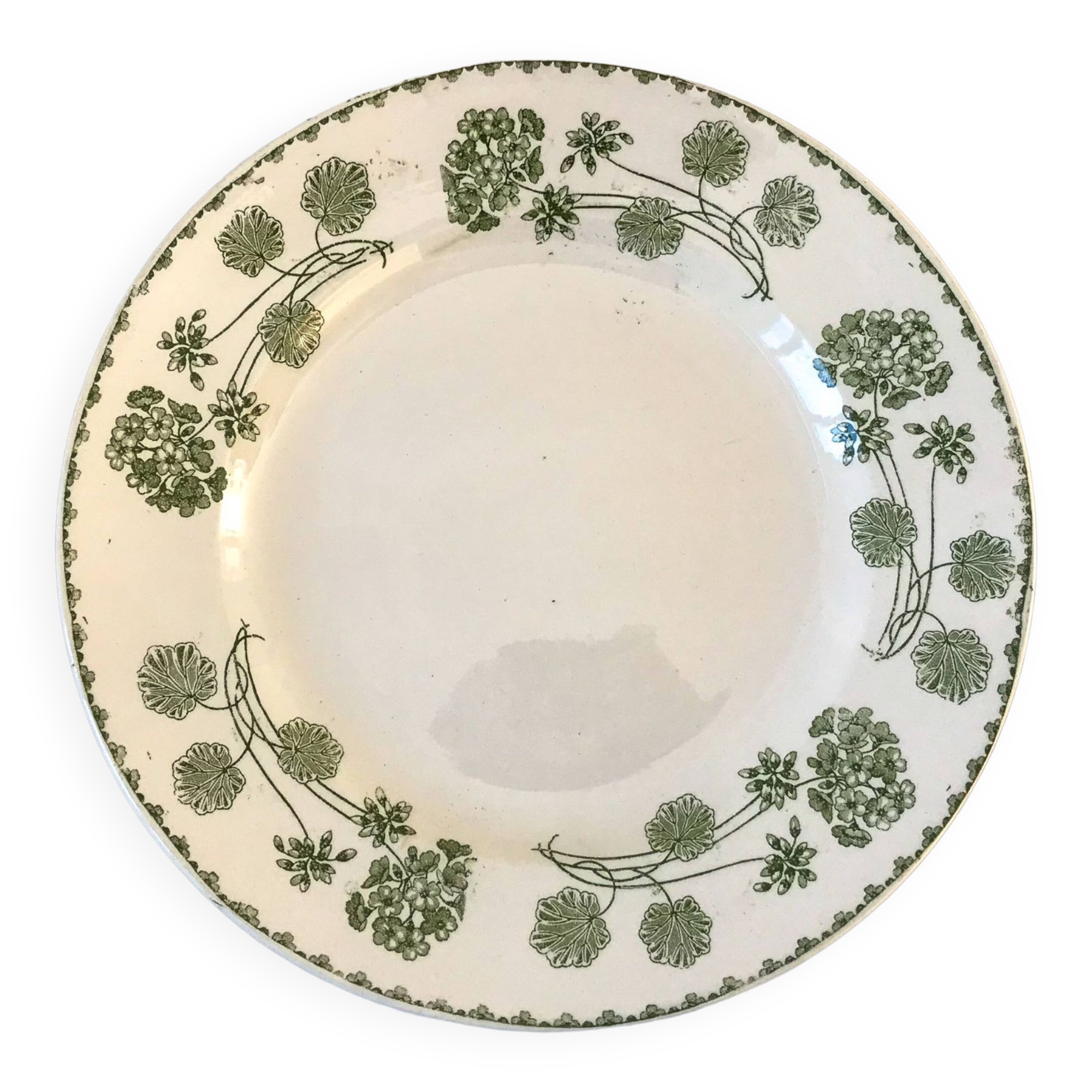 round dish in Digoin Sarreguemines iron clay model "Geranium" green late 19th century