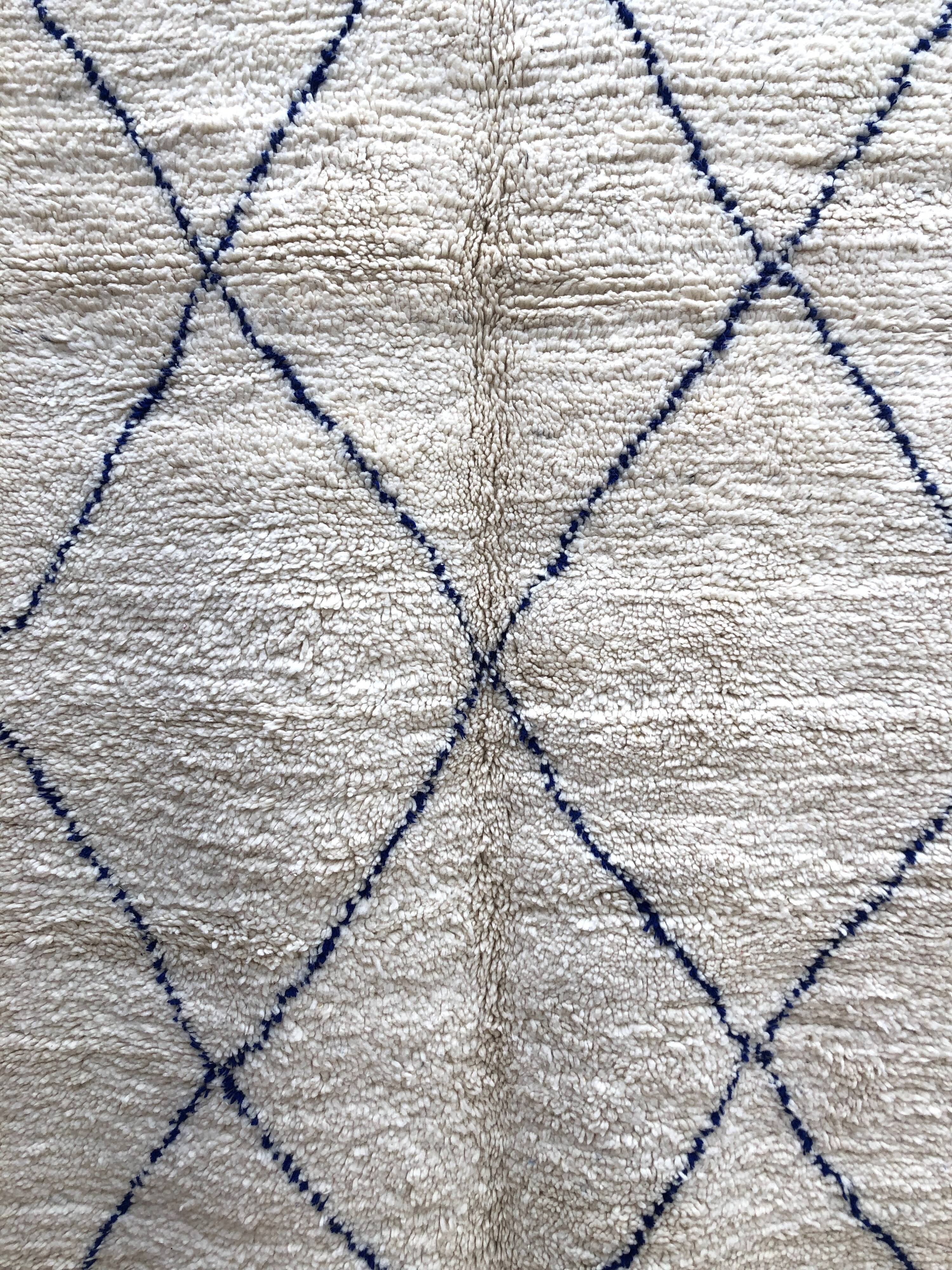 Moroccan Berber carpet Beni Ouarain with majorelle blue diamonds 2,44x1.49m