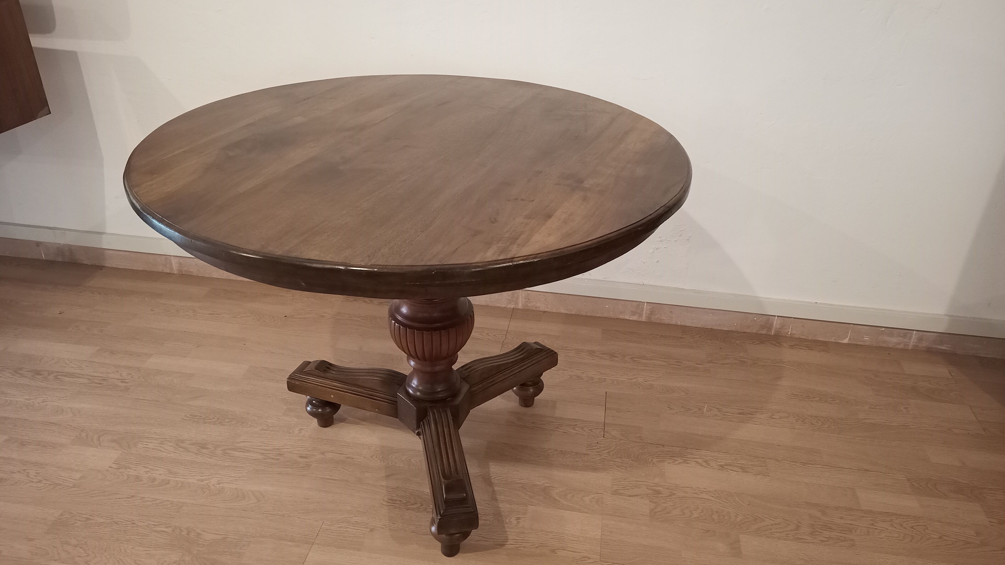 Table ronde en noyer XIXème