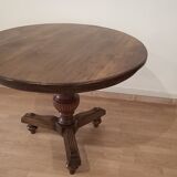 Table ronde en noyer XIXème