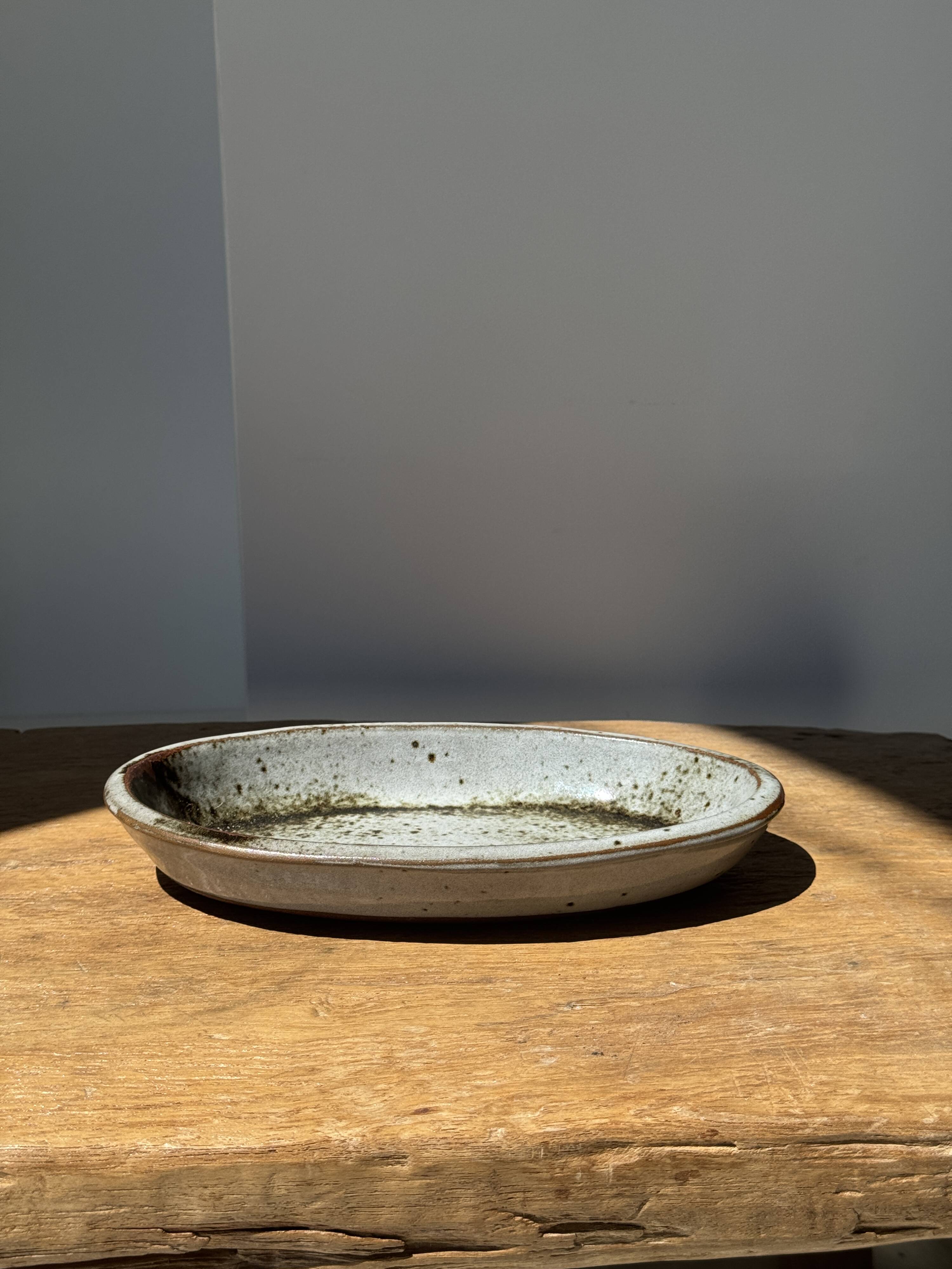 Petit plat ovale en céramique mouchetée glacée L23