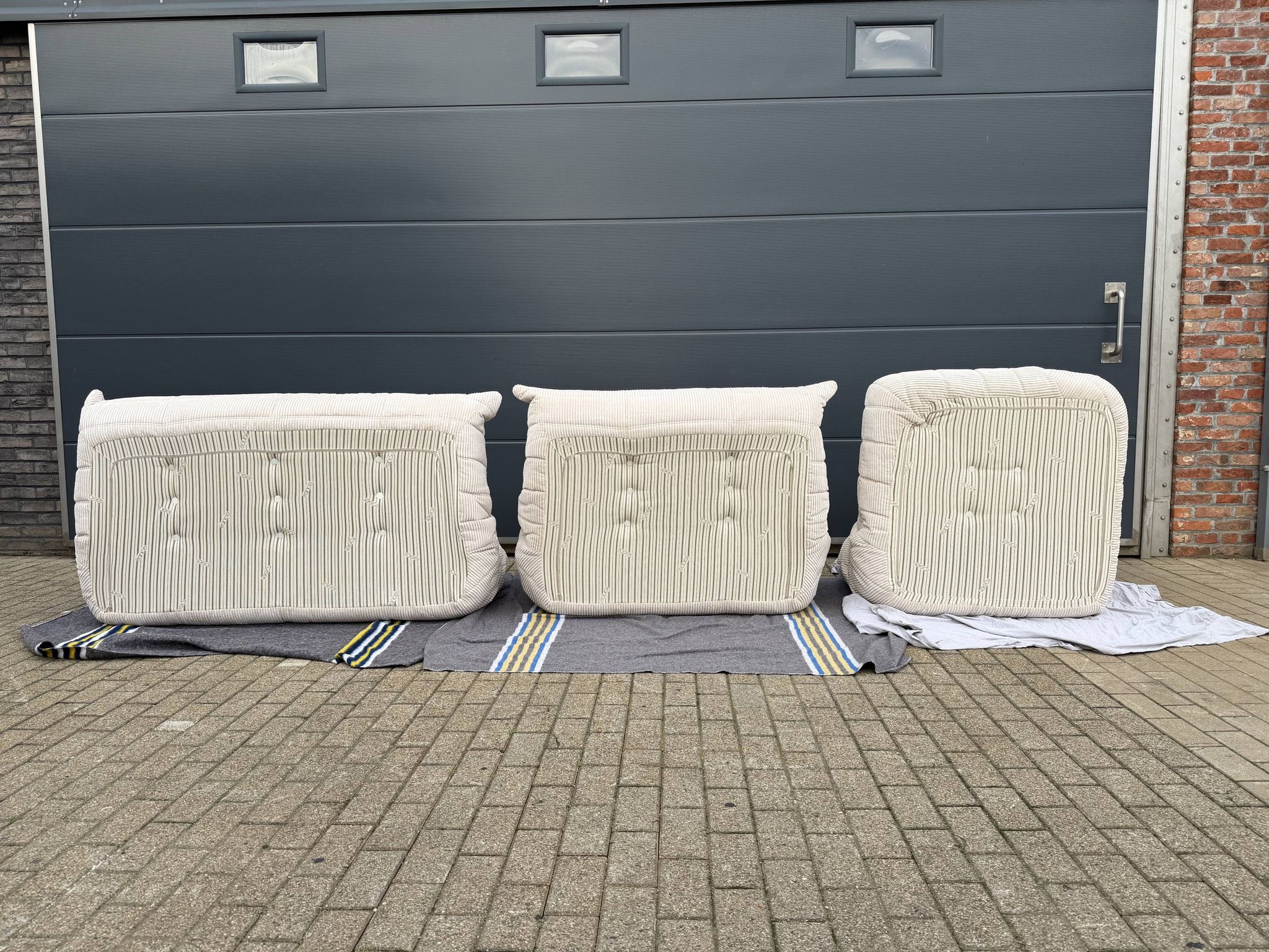 Ligne Roset Togo 3 places, 2 places et d'angle en velours côtelé beige