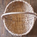 Light wicker oval basket with vintage round handle