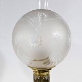 Paire de lampes à pétrole en porcelaine électrifiées, fin XIXème