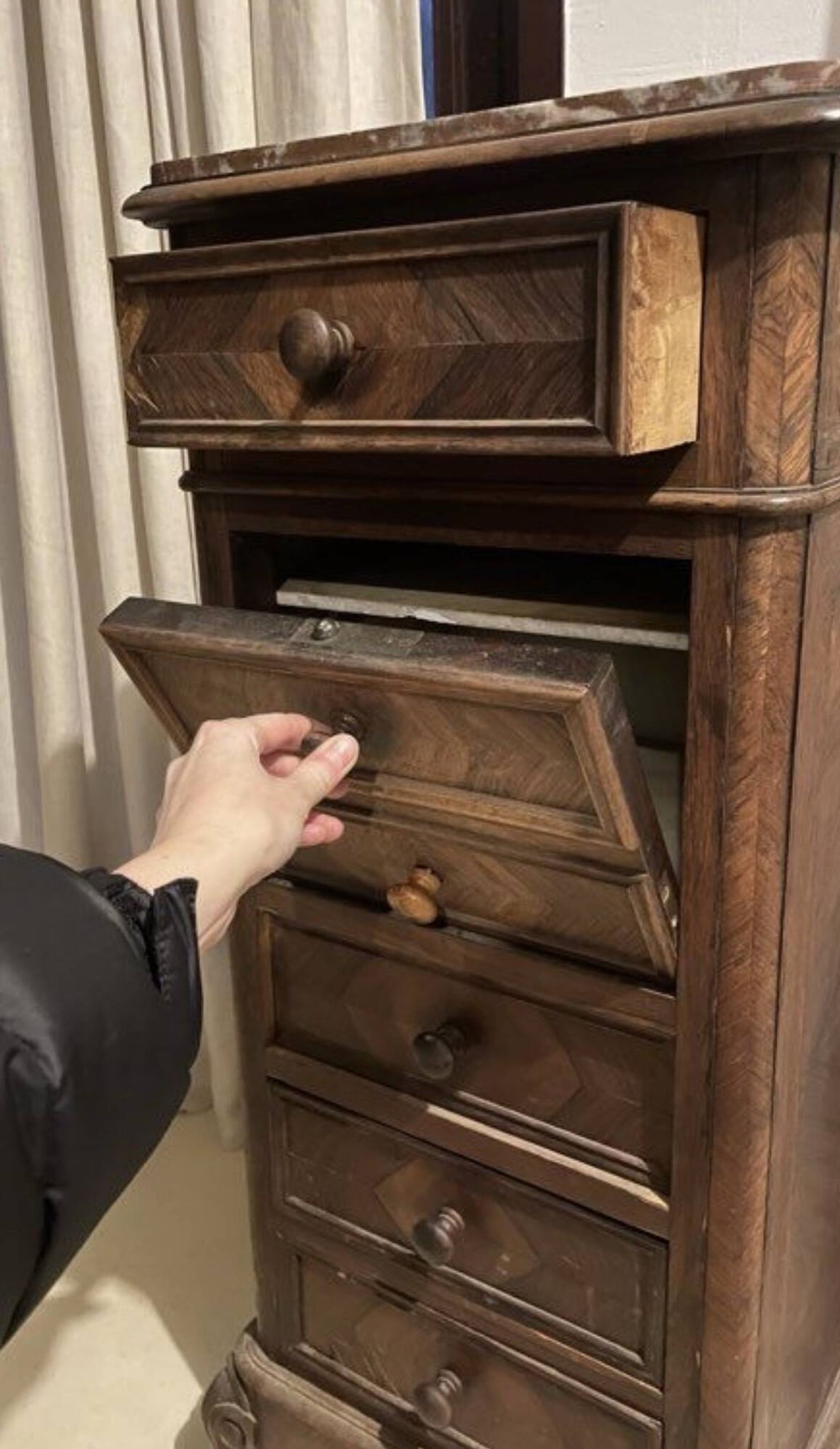 Chest of drawers