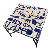 Table basse carrée en zellige bleu cobalt – décor abstrait artisanal