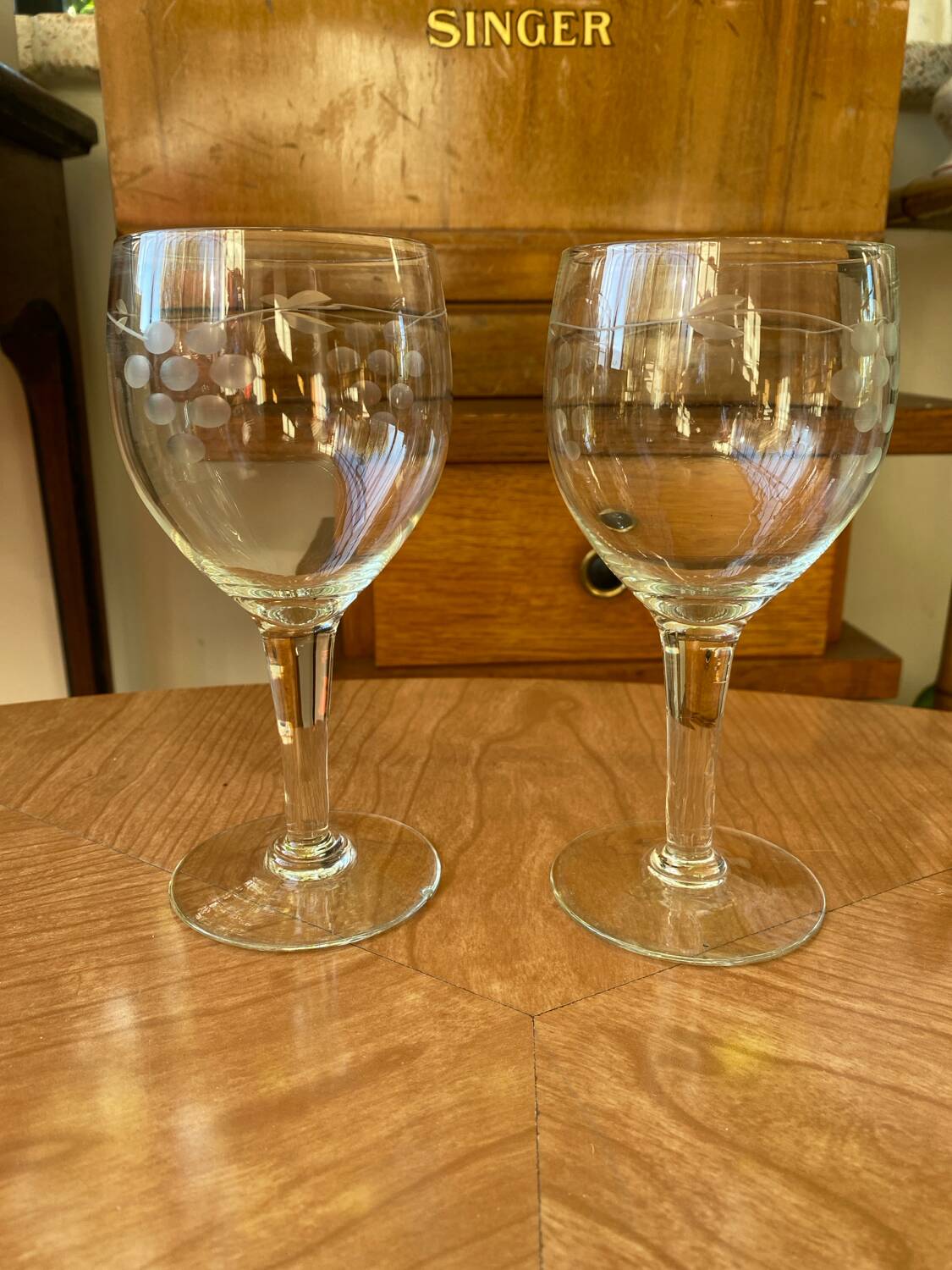 2 wine glasses