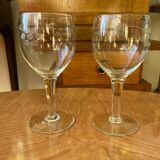 2 wine glasses