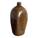 Bouteille ancienne d'eau minérale en grès de sel