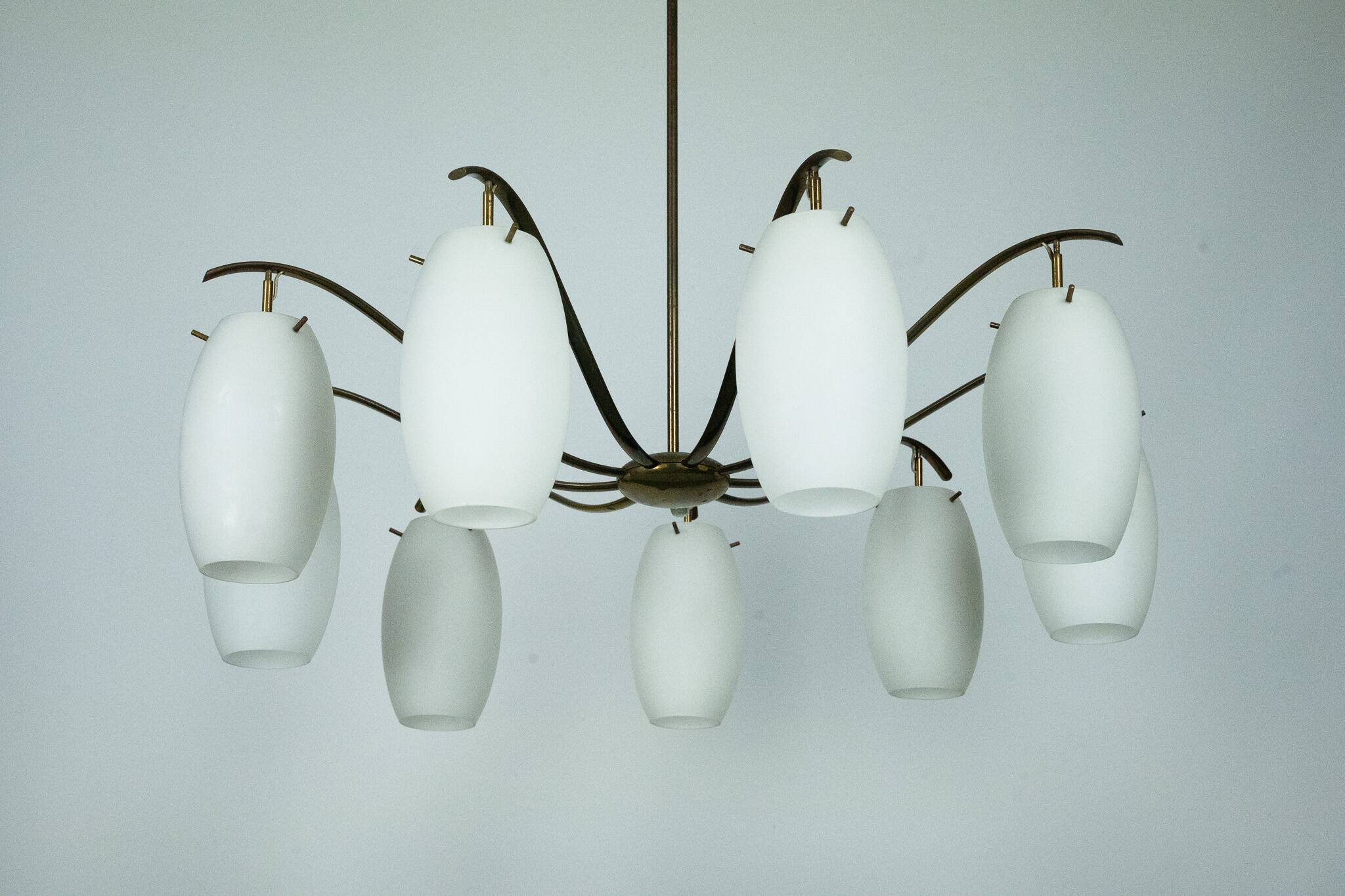 Rare lustre Arredoluce Monza à 9 lumières en laiton et verre opalin, Italie, 19