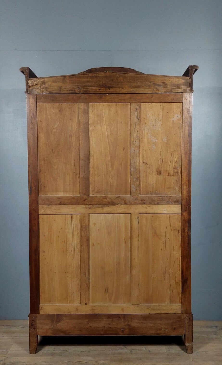 Louis XV wardrobe in walnut with blond patina circa 1880-1900