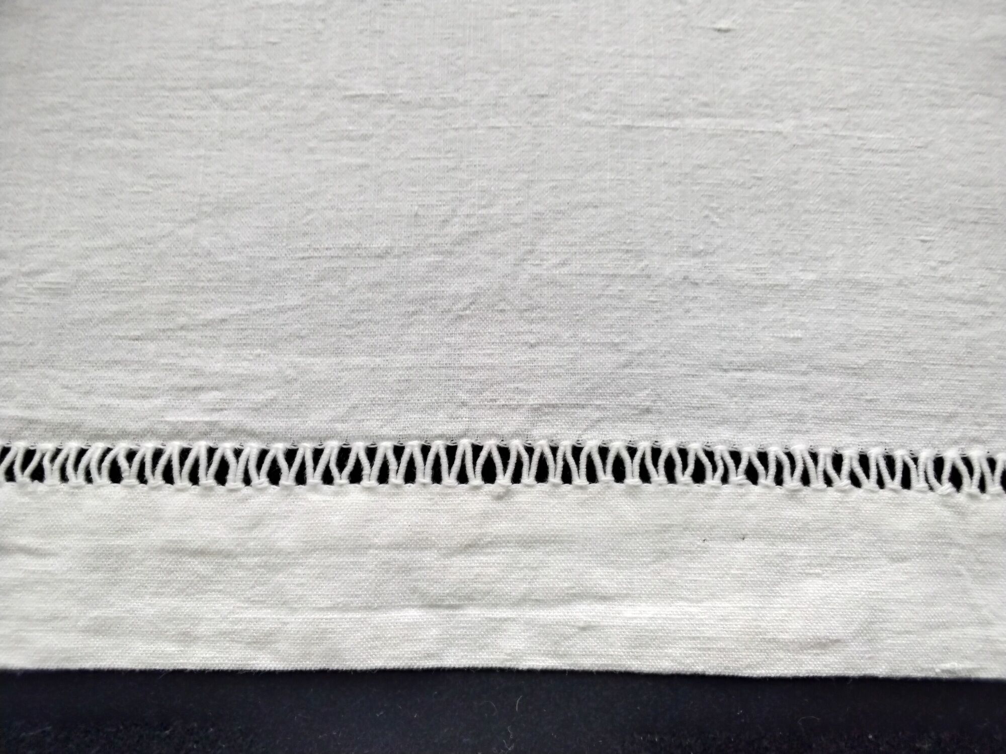 Antique sheet in mestizo with days and embroidery 1.85 x 3.10 m