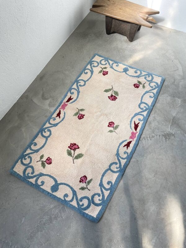 Tapis en laine blanc et bleu fleuri