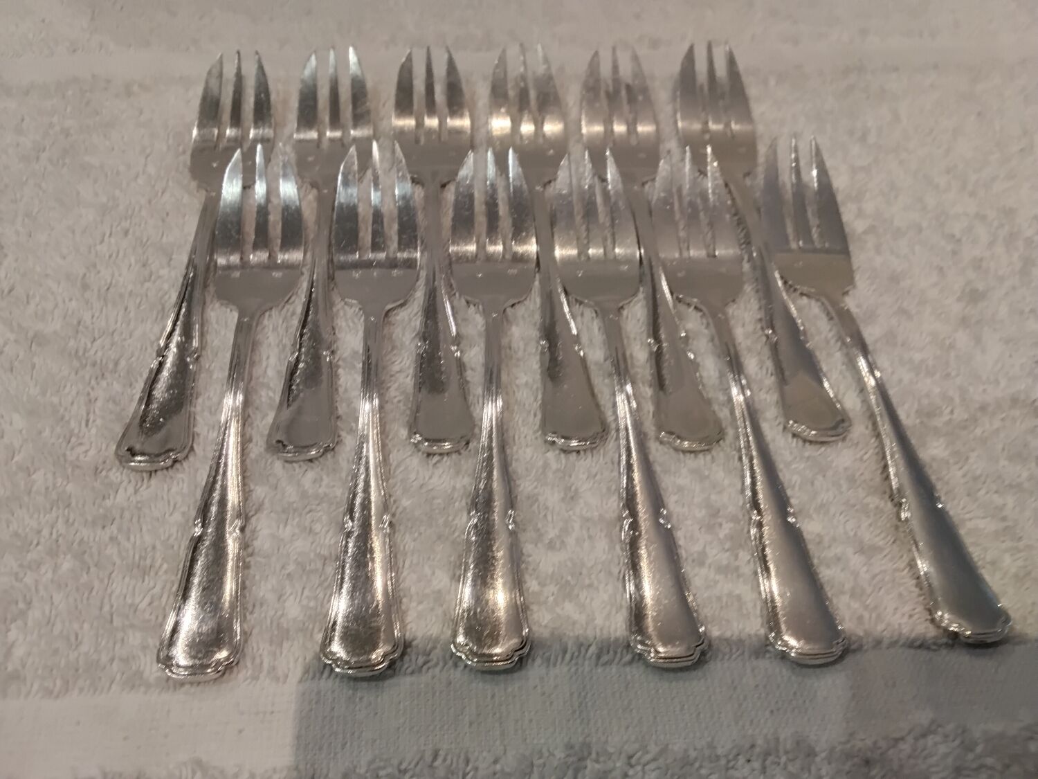 12 silver-plated metal cake forks by silversmith Guillaumot, contours