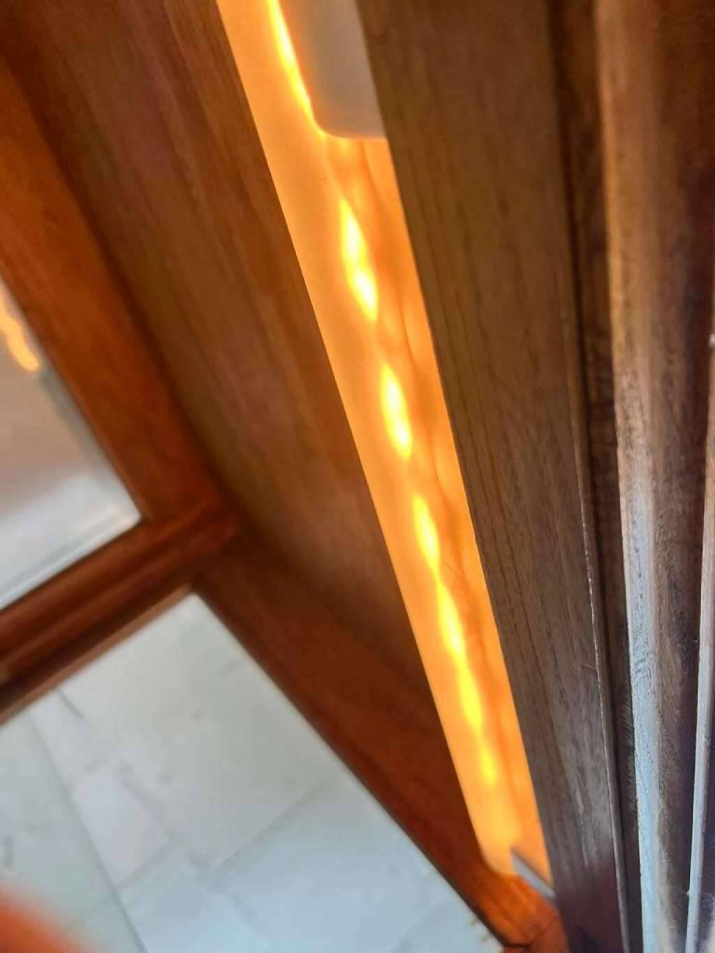 Vitrine vintage en bois avec accent de bobine : verre 4 côtés