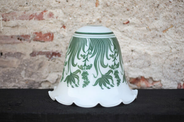 Globe opaline avec motifs fleurs vertes, abat-jour forme cloche avec coroll