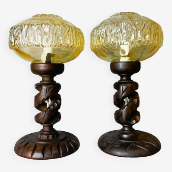 Paire de lampes de table africaines en bois sculpté et verre ambré