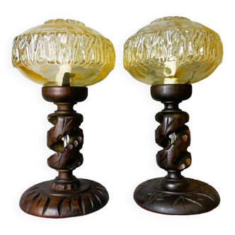 Paire de lampes de table africaines en bois sculpté et verre ambré