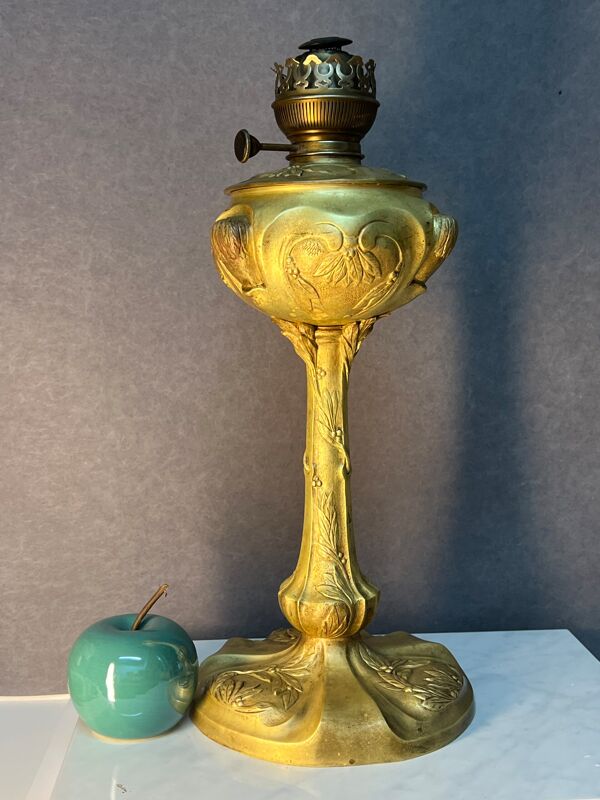 Belle et ancienne lampe à pétrole en bronze doré, attribué à Georges Leleu