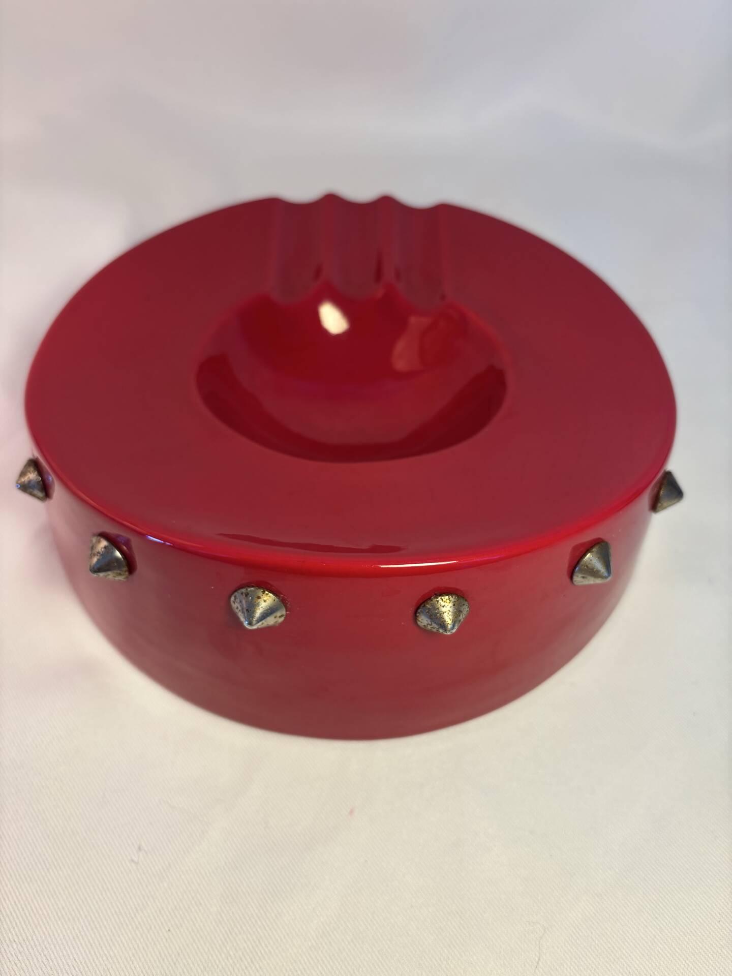 Cendrier vintage rouge laqué à clous métalliques – pièce design et déc