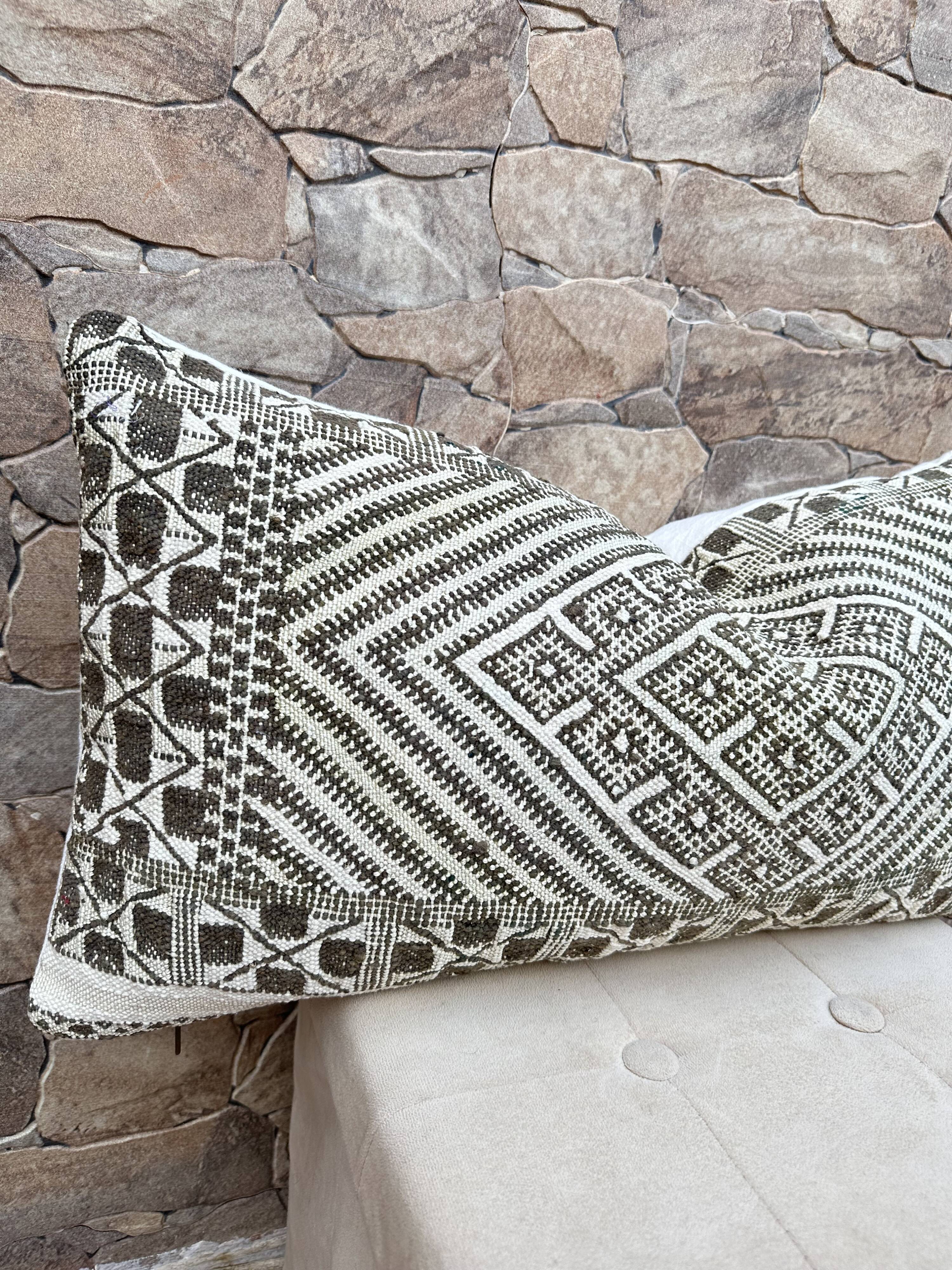 Vintage Moroccan Berber Boujaad pillow