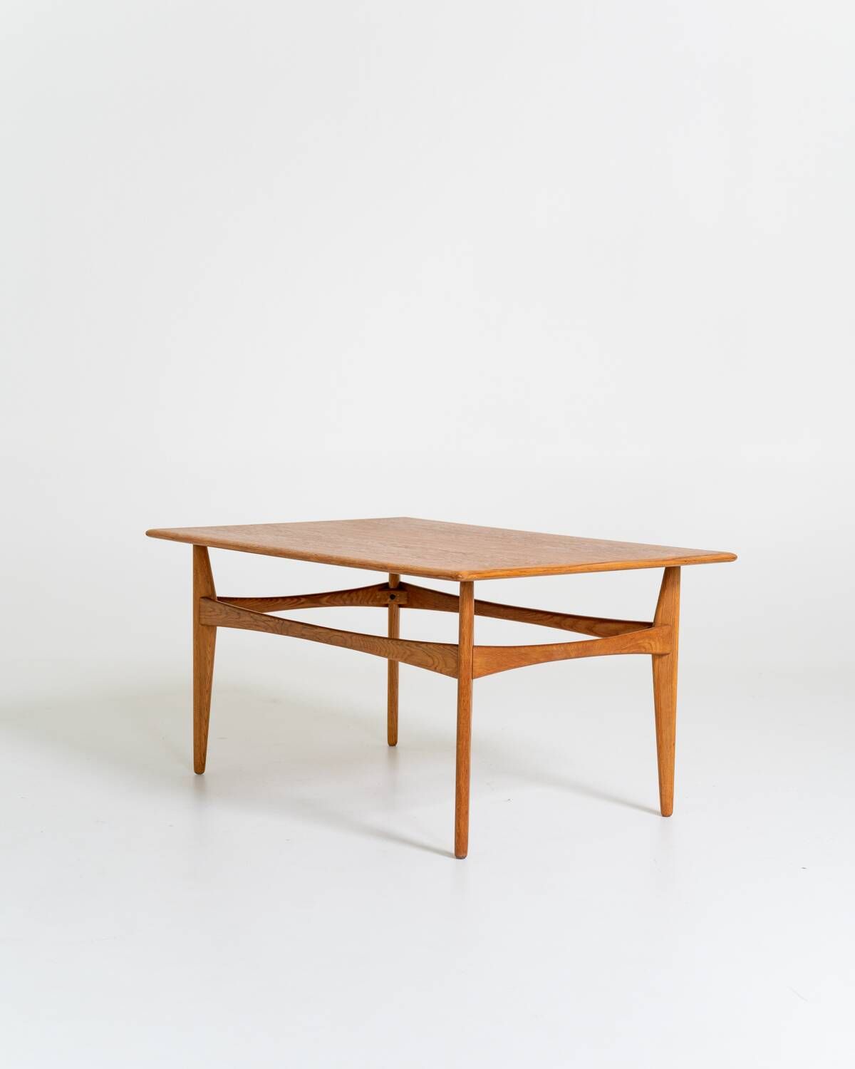 Table d'appoint en chêne par Karl-Erik Ekselius pour JOC, Suède, années 1950.