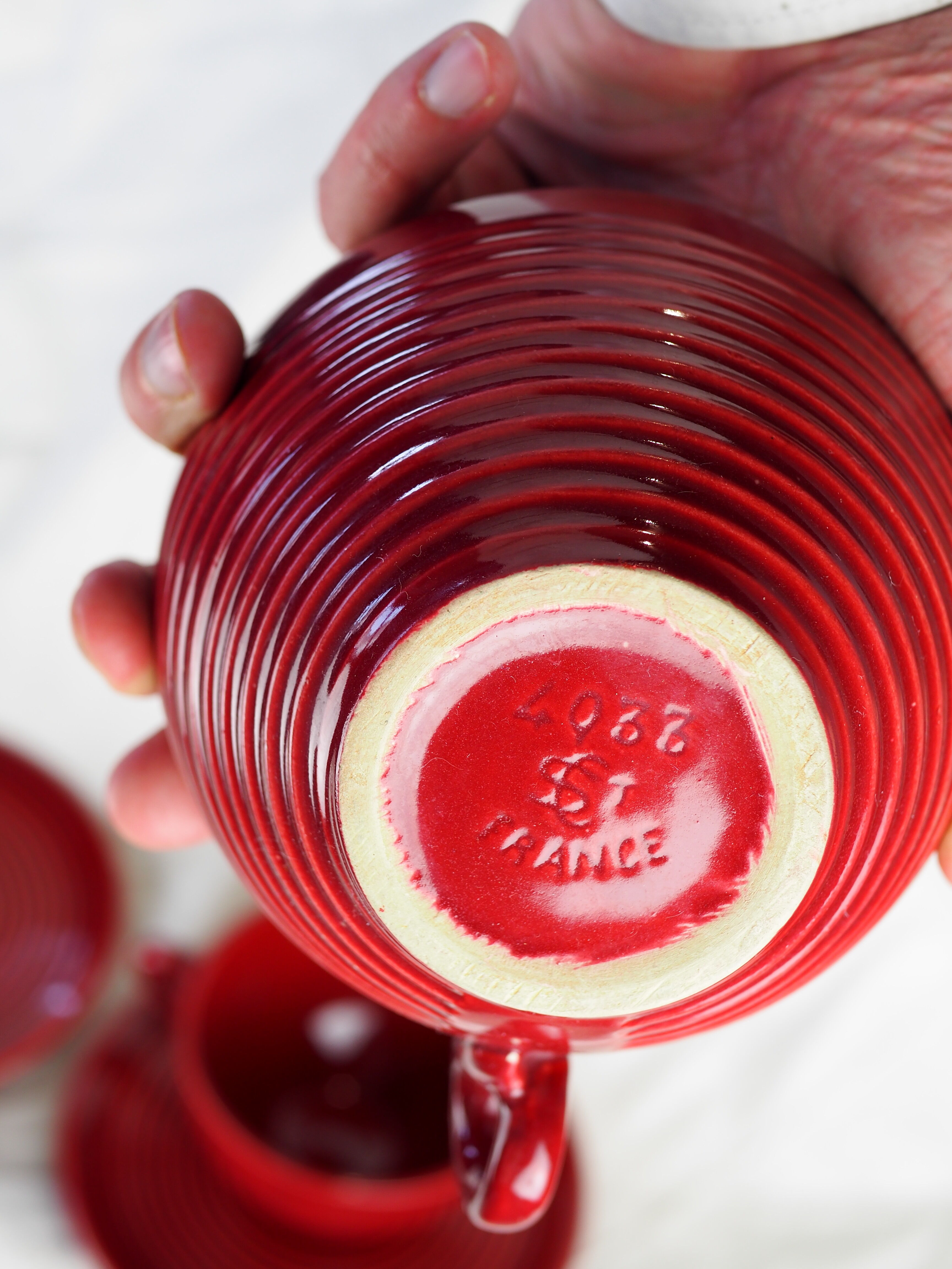 Pair of burgundy red cups with concentric streaks - Saint-Clément - 50s