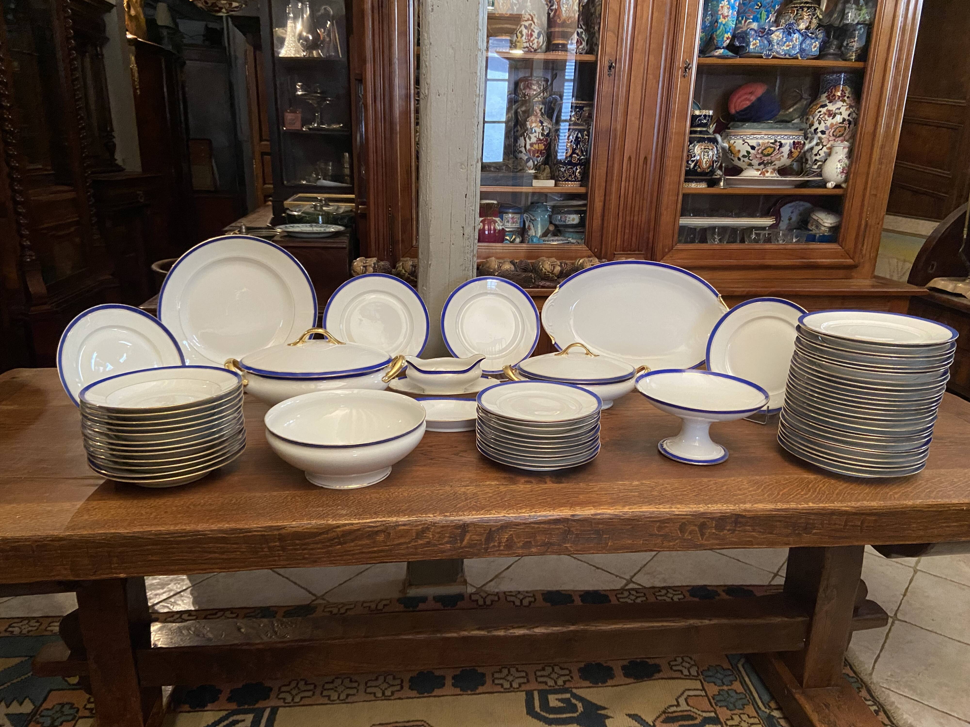 Service de table en porcelaine de Limoges à bandeau bleu sur fond blanc et or