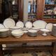 Service de table en porcelaine de Limoges à bandeau bleu sur fond blanc et or