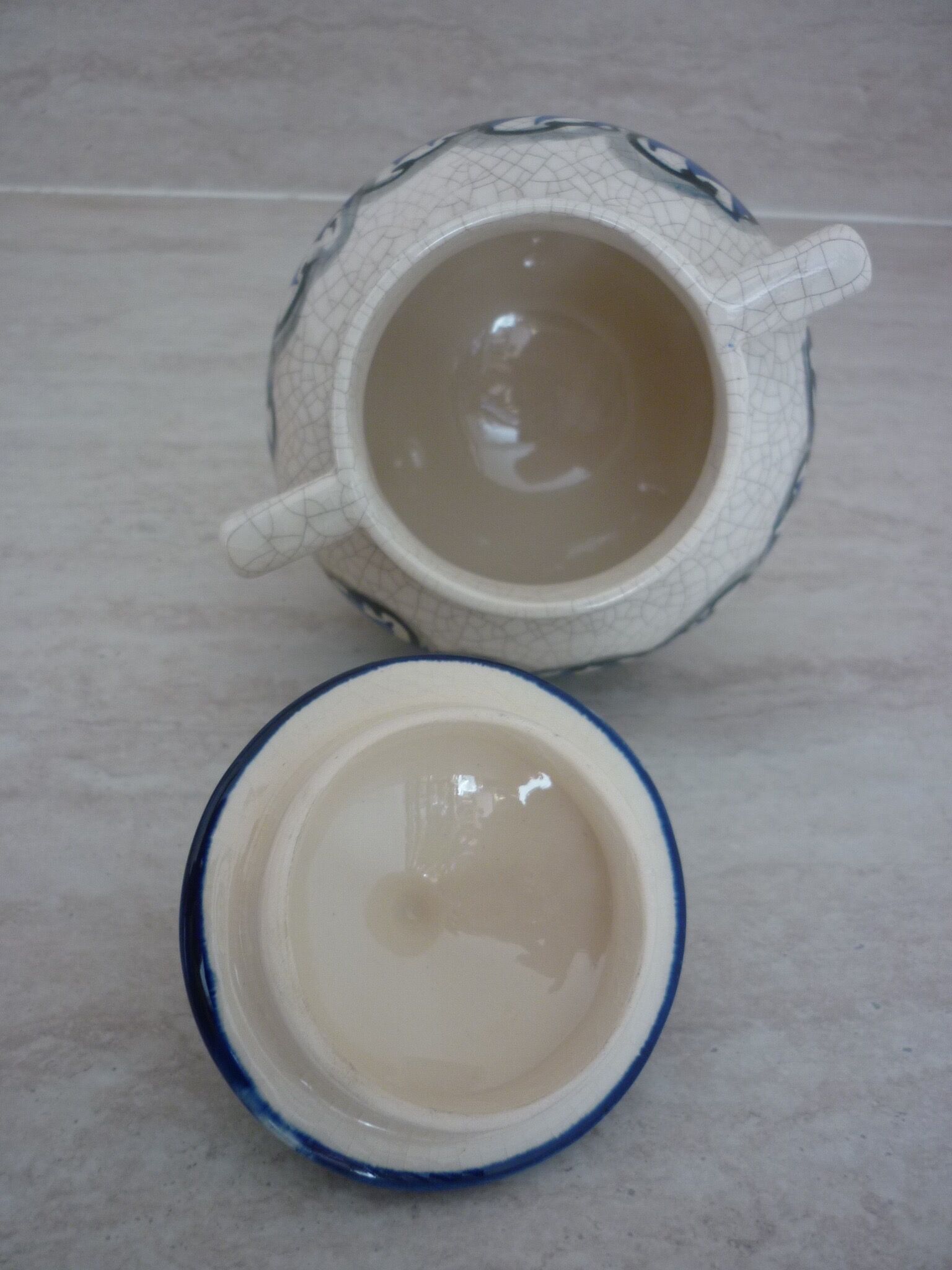 Cracked tripod ball with lid and handles