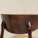 Une paire de chaises scandinaves en velours beige camel.