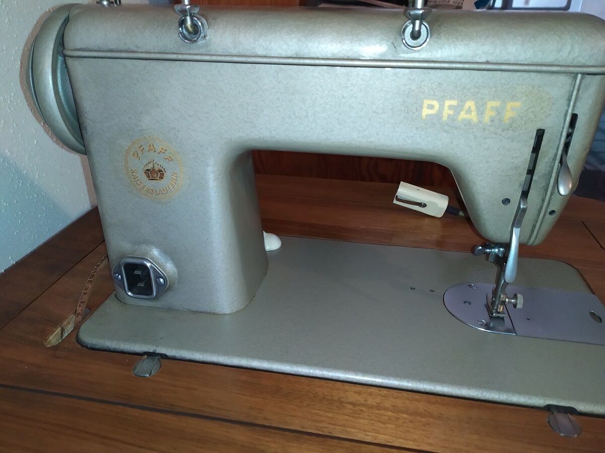 Meuble + machine a coudre pfaff 60