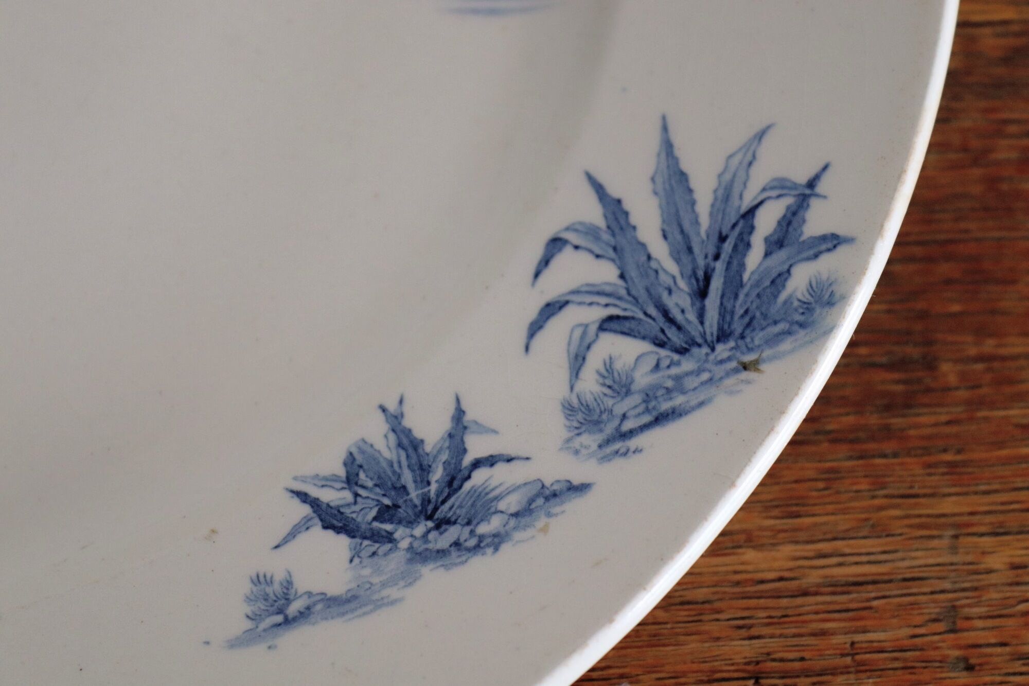 Plat en terre de fer «  vues d’Orient » faïence de Gien