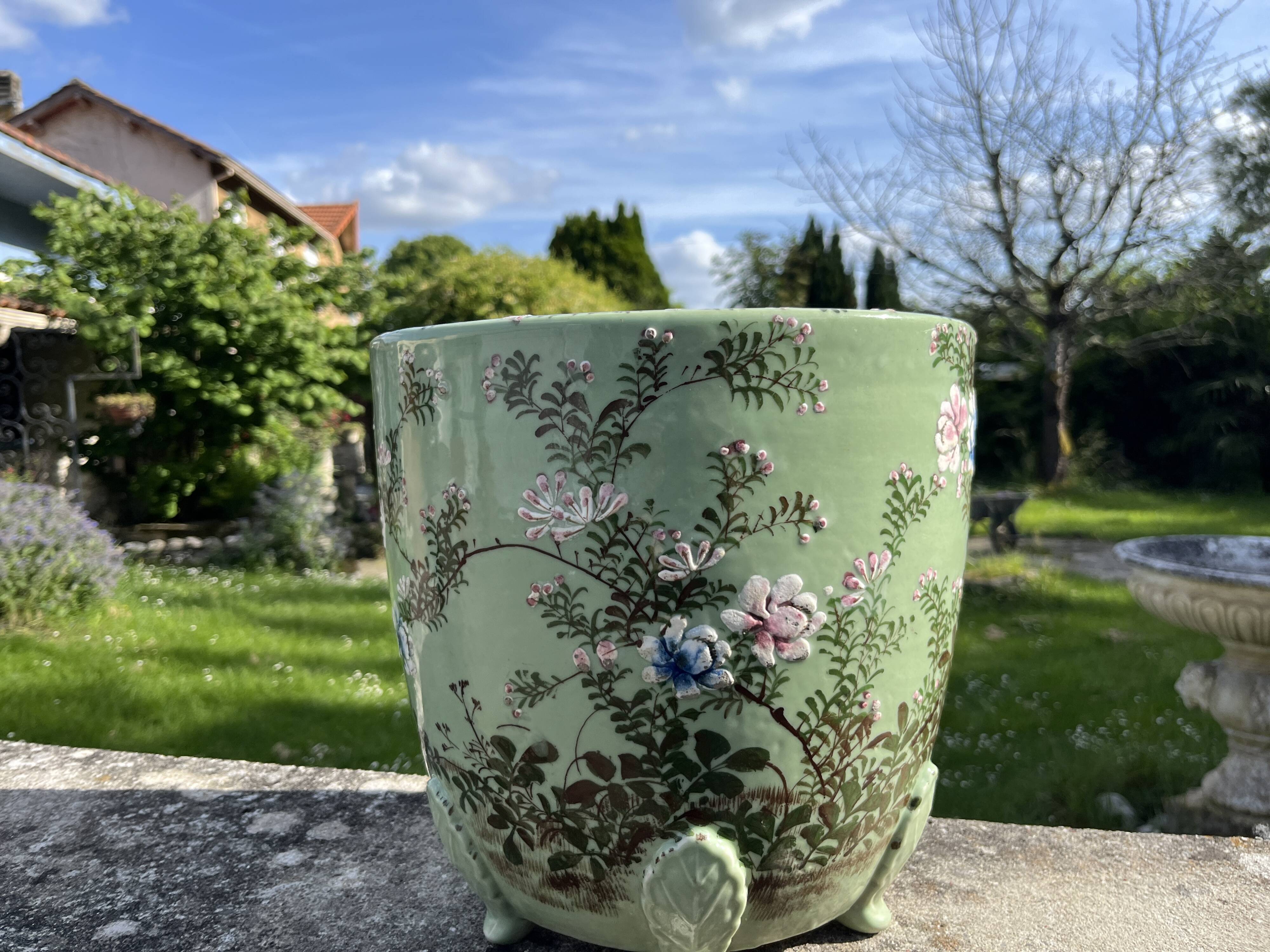 Celadon ceramic cache-pot with floral Japanese-style decoration and fine leaf feet X