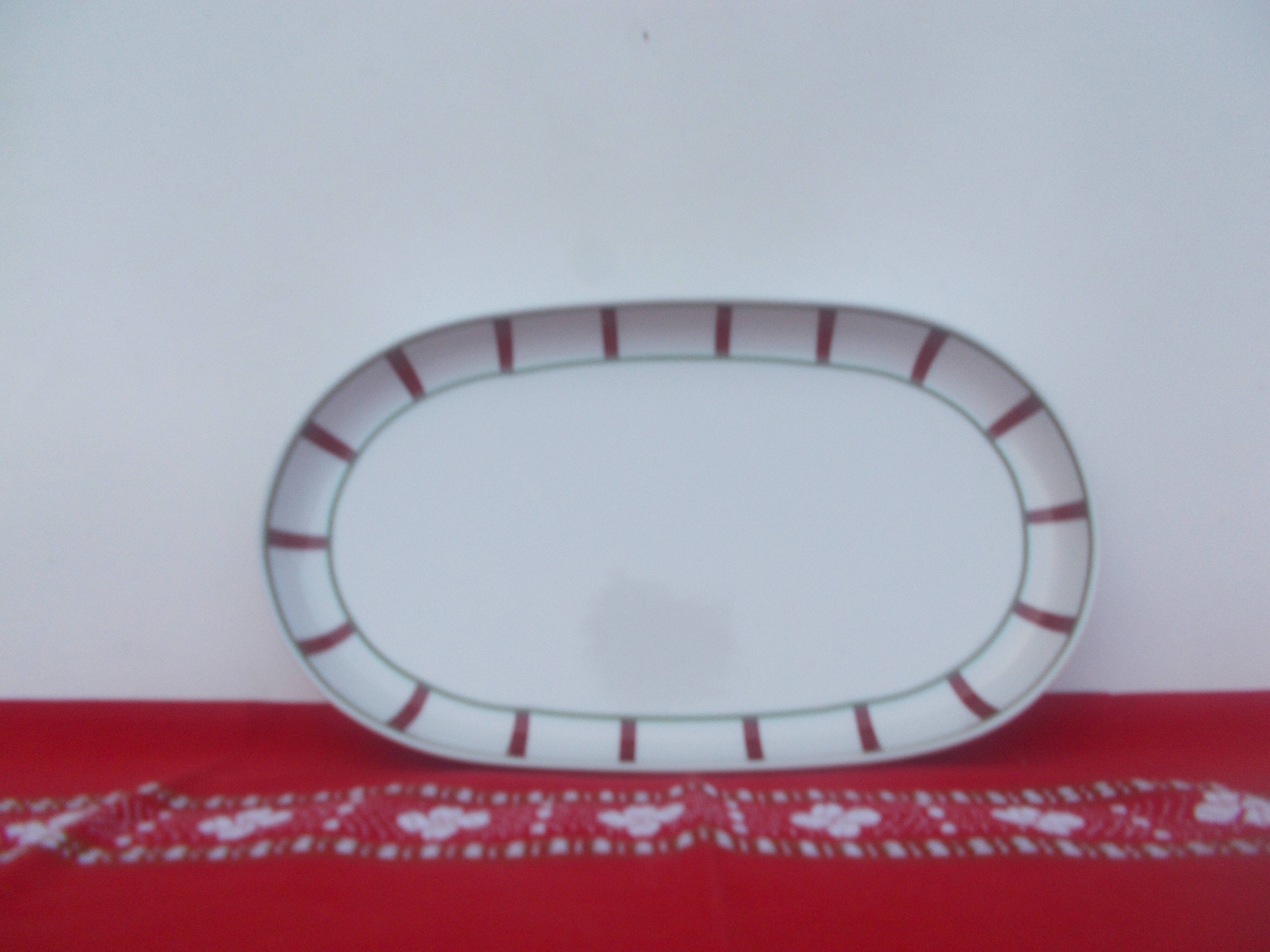 Oval Basque flat green and red porcelain