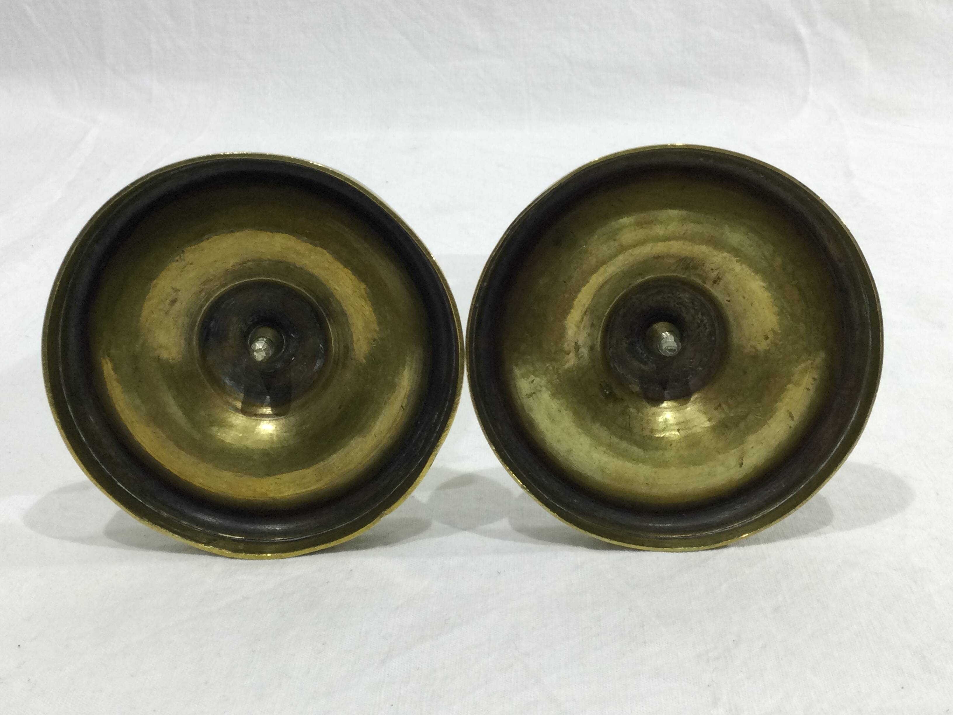 Paire de bougeoirs en bronze