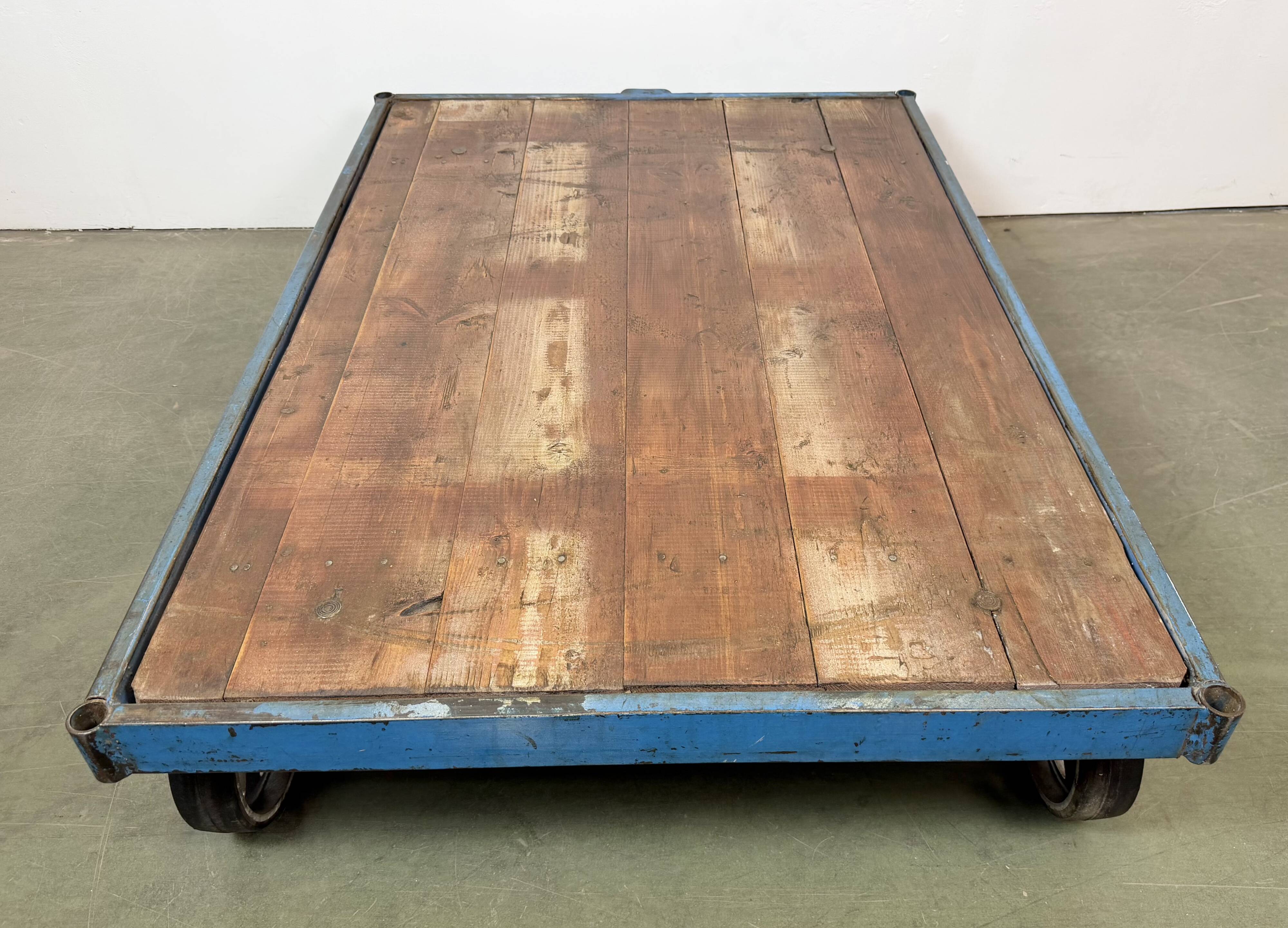 Table basse industrielle bleue, années 1960