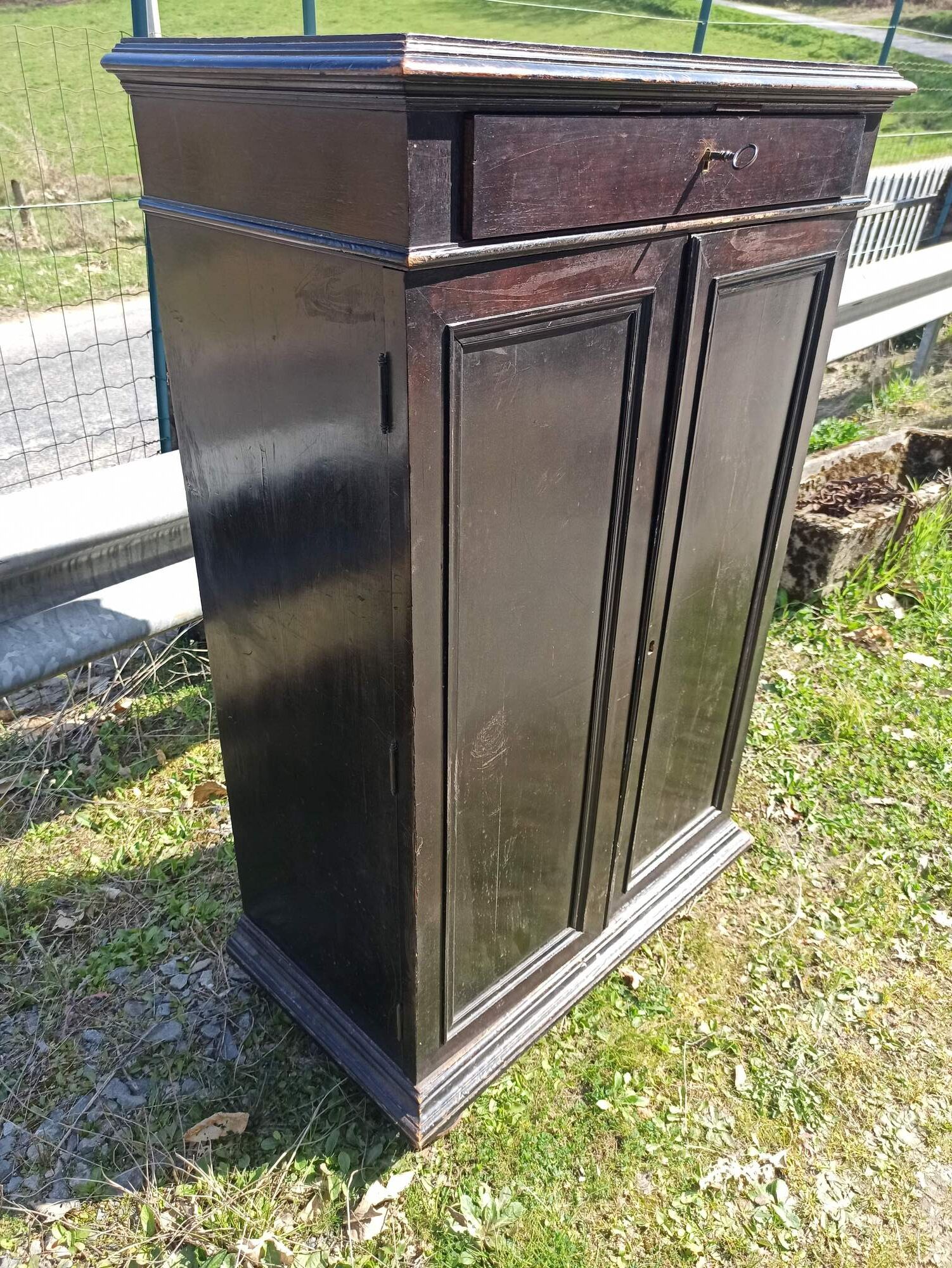 Sideboard 2 doors 1 drawers in blackened wooden support height