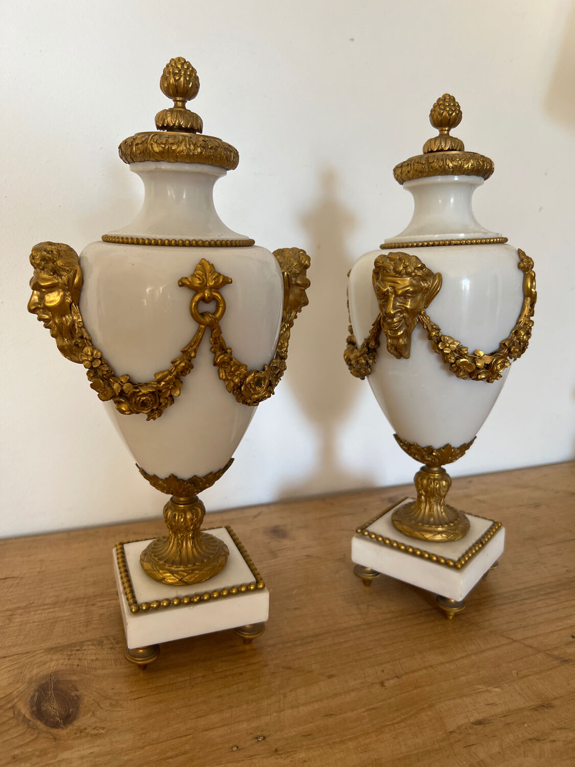 Paire de cassolettes en marbre et bronze de style Louis XVI