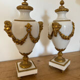 Paire de cassolettes en marbre et bronze de style Louis XVI