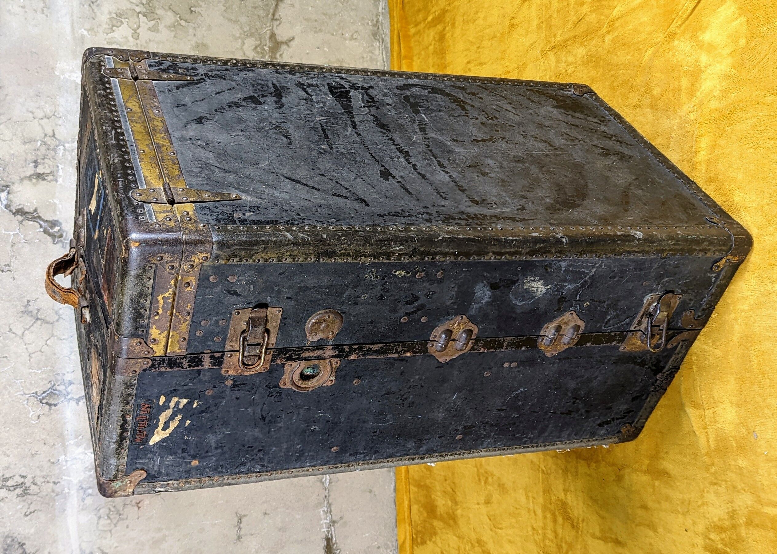 Antique travel trunk mendel trunk