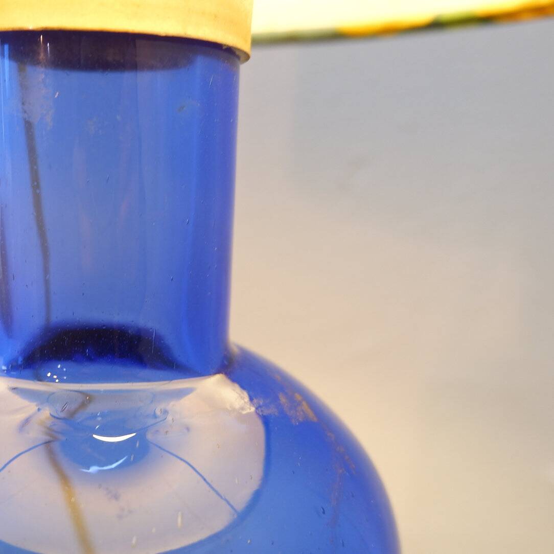 Lampe de table en verre bleu avec abat-jour à fleurs d'origine - années 1960