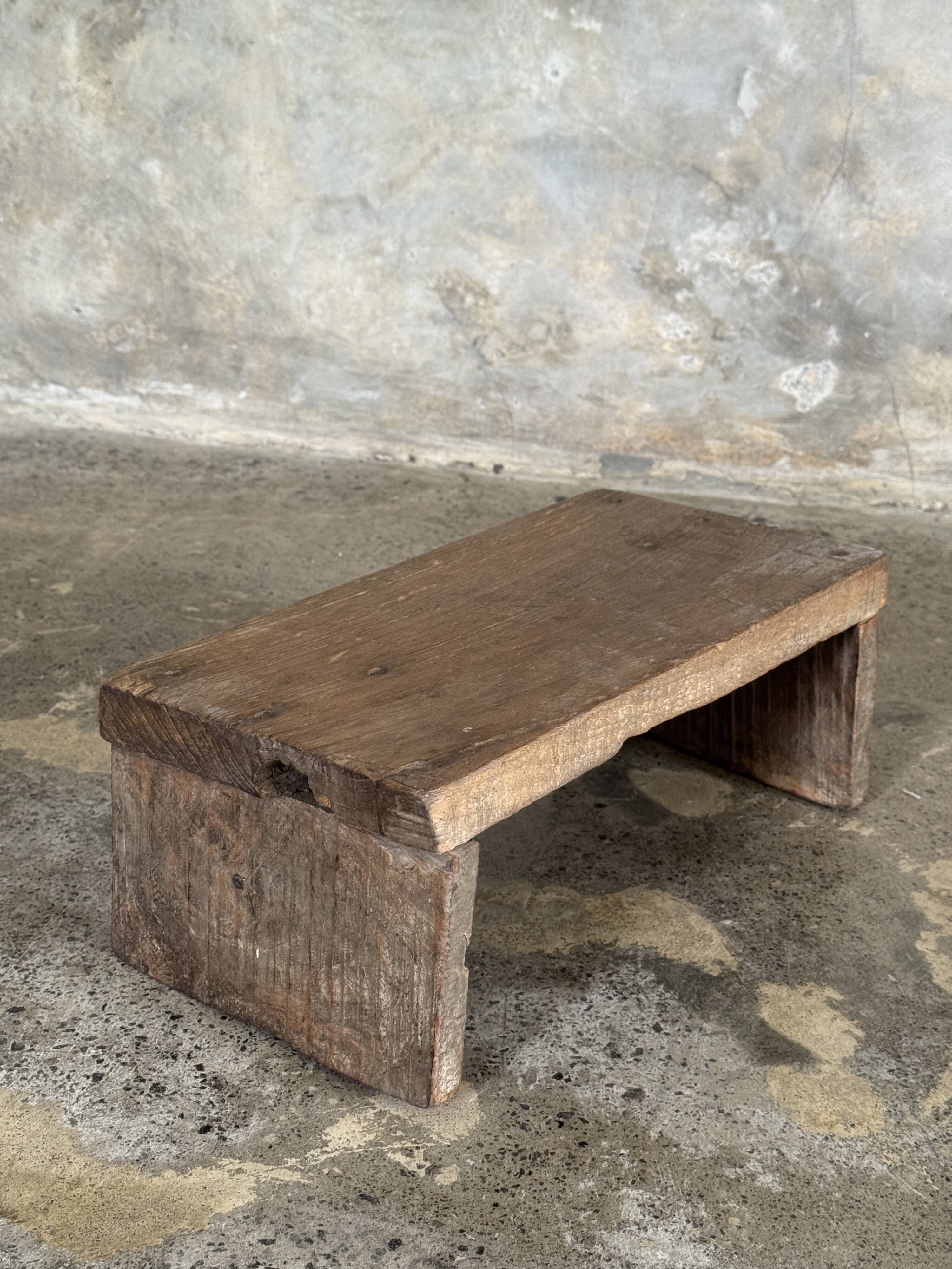Small auxiliary stool in upcycled teak with a small hollow under the seat (3273)