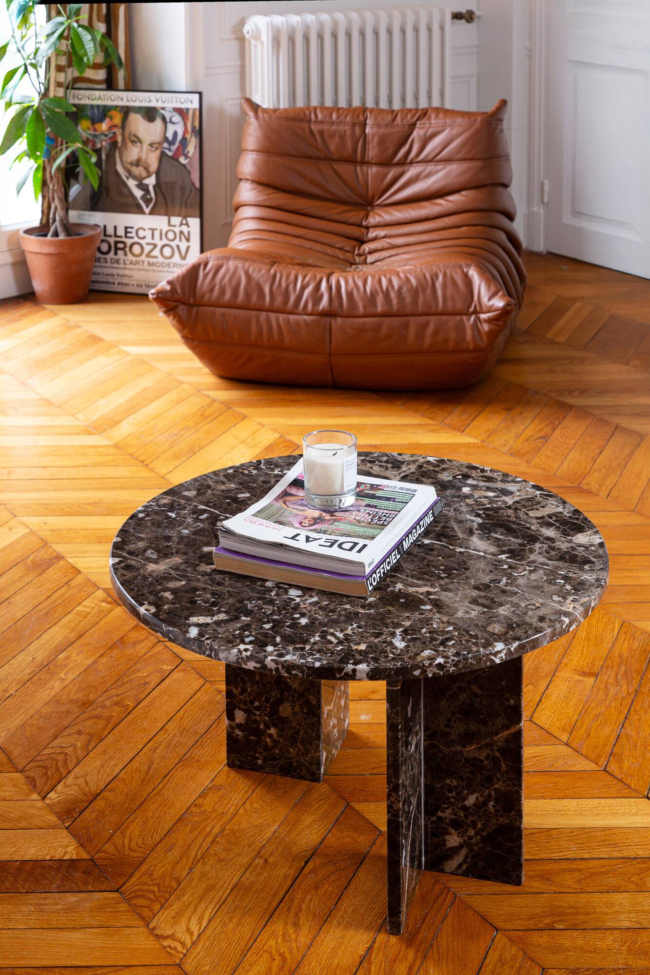 Round brown marble table