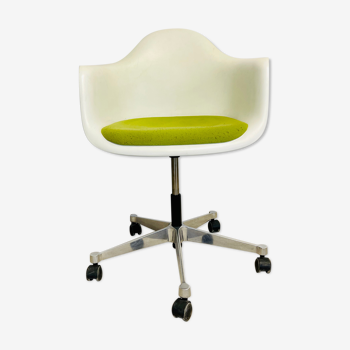 Fauteuil plastic armchair de Charles et Ray Eames édition Vitra