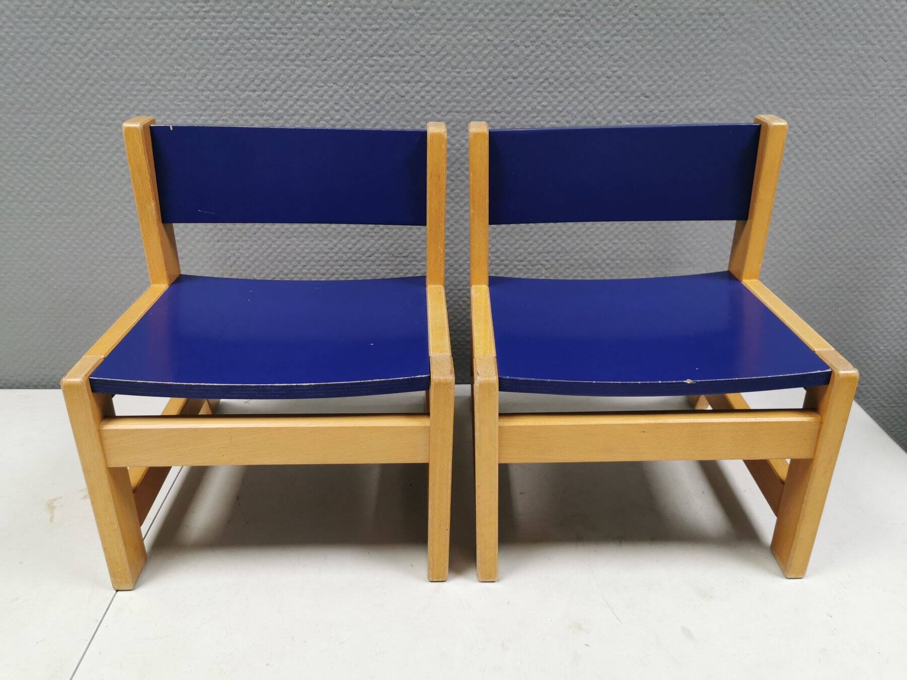 Brio children's chairs in light wood with blue lacquered seat and backrest
