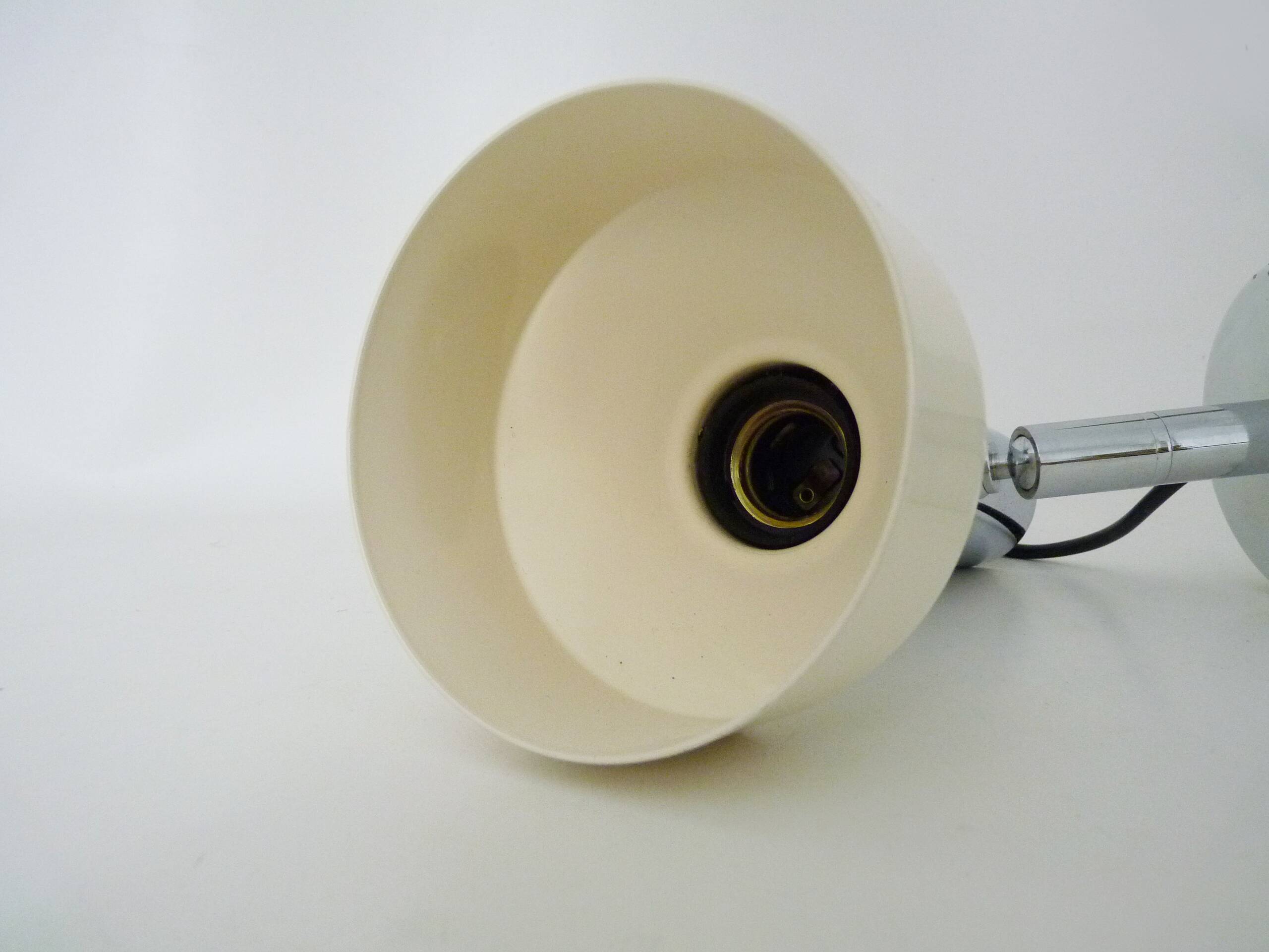 Adjustable wall spotlight in chrome-plated and white lacquered metal. 1970s